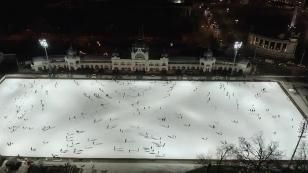 Mensen schaatsen op de ijsbaan in Boedapest — Stockvideo