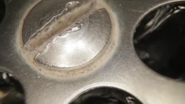 Lavabo lavabosu makroyu boşaltıyor.