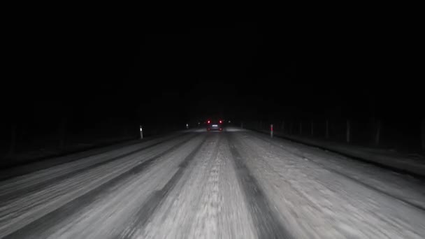 Зимняя снежная ночная езда — стоковое видео