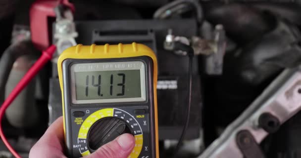 Sprawdzanie napięcia akumulatora samochodowego i alternatora z pracującym silnikiem — Wideo stockowe