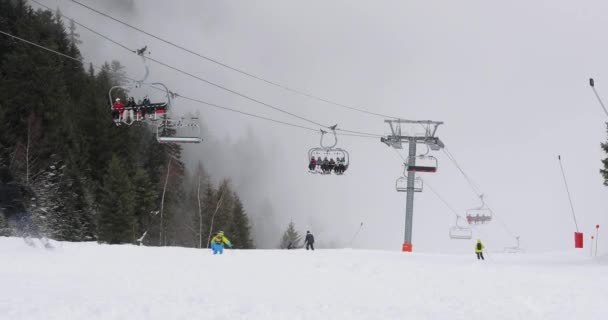 Skiën in de Alpen — Stockvideo