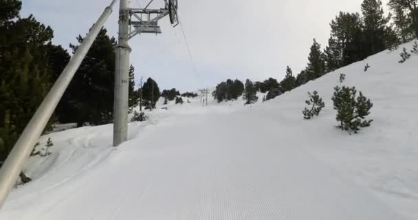 Ski lift pulling — Stock Video