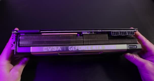 Графический процессор EVGA Geforce X 3090 Nvidia разблокирован в руке — стоковое видео