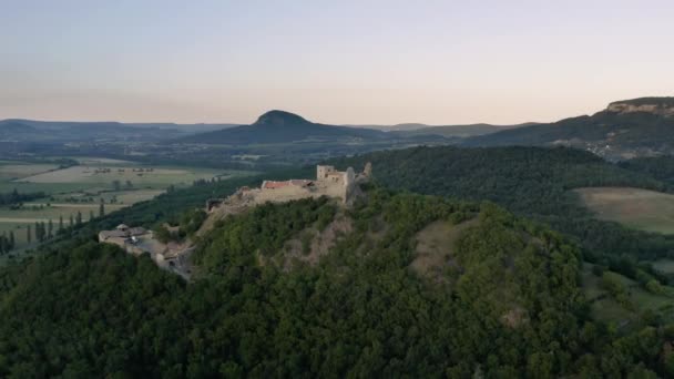 Medeltida slott drönare antenn utsikt, Szigliget — Stockvideo