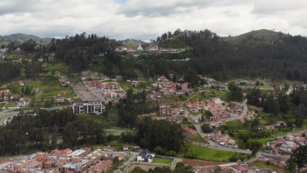 Куэнка, Эквадор, вид с воздуха с дрона на Тури — стоковое видео