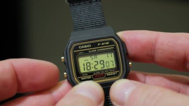 Saati bir saat geri al ve bitir.