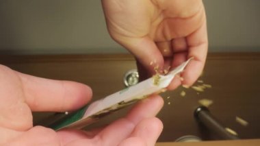 Yiyeceğe kekik ekliyorum, aşağıdan manzara