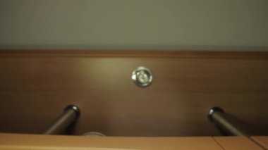 Taze yeşil salata yaprağı yiyeceğin üzerine düştü.