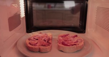 Mikrodalga fırında tost yapıyorum.