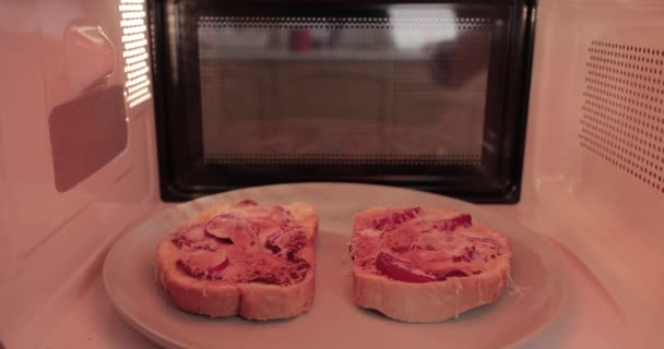 Making toast in a microwave oven, inside vew — Stock Video