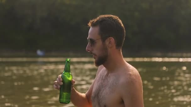 Hombre bebiendo como loco — Vídeos de Stock