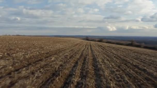Agircuturaal veld met bruine bodem drone vlucht — Stockvideo