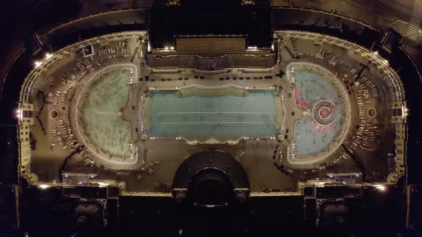 Bain thermal Szechenyi à Budapest, vue aérienne images de drones la nuit — Video