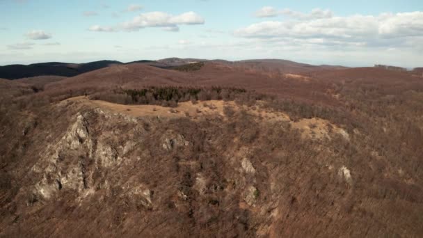 Heuvel en bossen drone uitzicht — Stockvideo