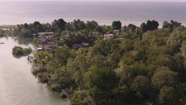 Vila da Costa do Pacífico com floresta tropical na Colômbia — Vídeo de Stock