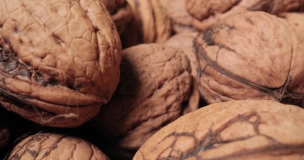 Nueces en una pila macro sonda lente cámara movimiento — Vídeos de Stock