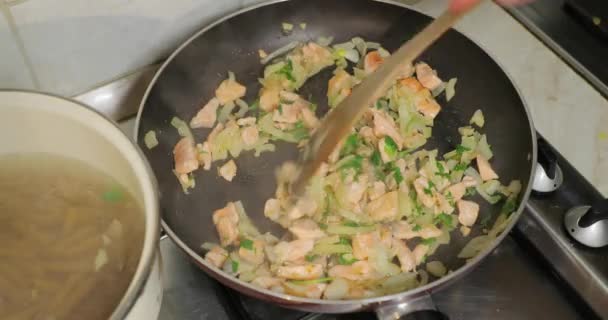 Frying salmon with onions — Stock Video