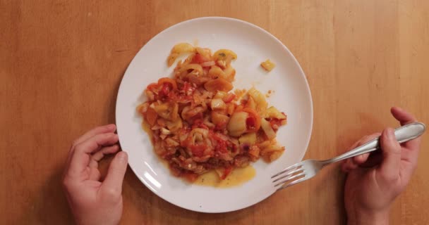 Essen lecho, Gericht aus Paprika Tomaten und Zwiebeln — Stockvideo