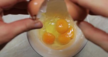 Yumurta kırıyorum.