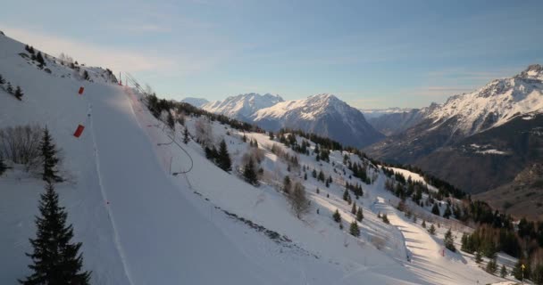 多雪的高山，滑雪场的冬季风景 — 图库视频影像
