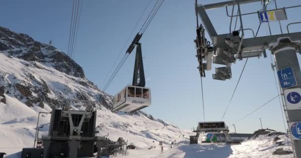 Cabina de telesilla en paisaje montañoso nevado — Vídeos de Stock