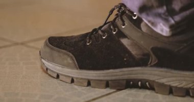 Okuma gözlüklerinin üzerine basmak onları yerde yok etmek, sonrasında toplamak.