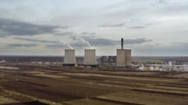 Elektrik santrali soğutma kulesi hava görüntüsü