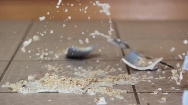 地面にぶつかる穀物のボウル — ストック動画