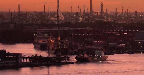 Nave da carico in un grande porto industriale che accende le luci al tramonto — Video Stock