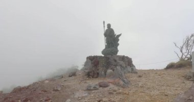 Japon dağının tepesinde yürüyüş.
