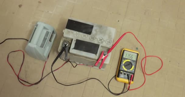 Ricarica di una batteria di avviamento in un garage — Video Stock