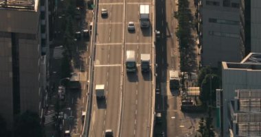 Japon otobanındaki arabalar.