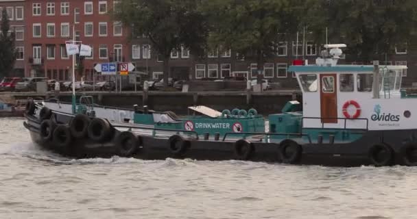 Mały statek towarowy przepływający przez Rotterdam z pojemnikiem na wodę pitną — Wideo stockowe
