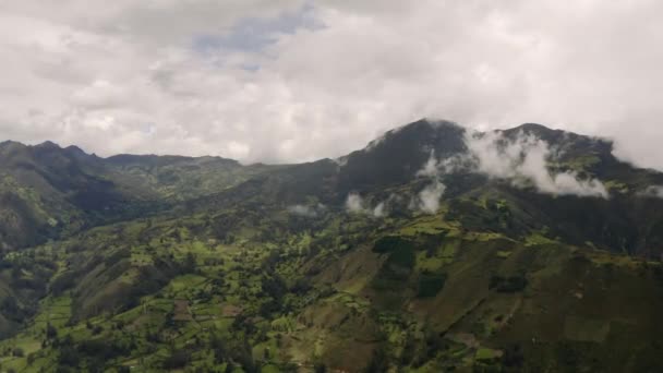 Wysokie góry chmury drone widok z lotu ptaka w Andach — Wideo stockowe