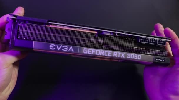 EVGA Geforce RTX 3090 Nvidia GPU sin caja en la mano — Vídeo de stock