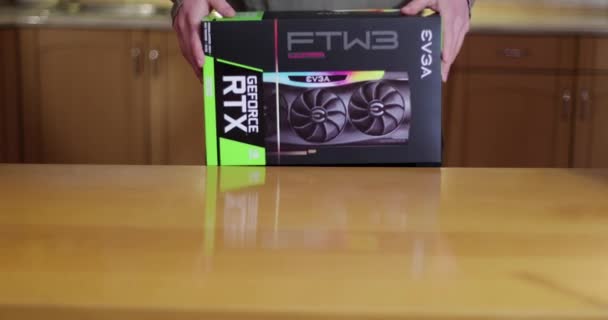 Buying EVGA Geforce RTX 3090 Nvidia GPU in a shop — Stock Video