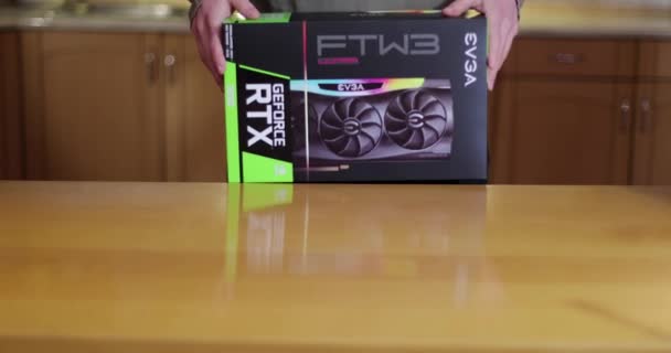 在商店购买EVGA Geforce RTX 3090 Nvidia GPU — 图库视频影像