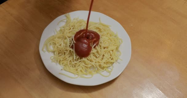 Spaghetti mit riesigen Mengen Ketchup bedecken — Stockvideo