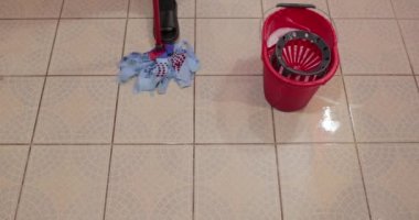 Yerleri ıslatıyorum.