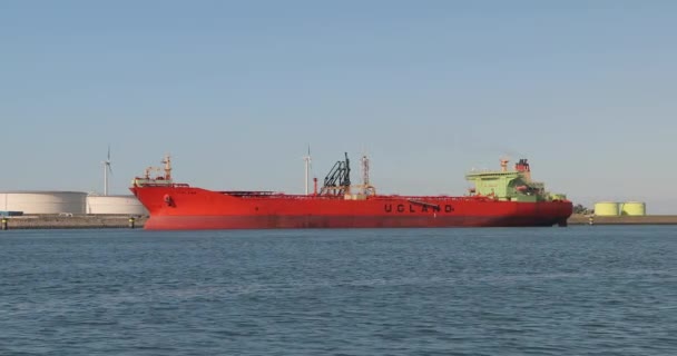 Hatalmas olajszállító tartályhajó a kikötőben — Stock videók