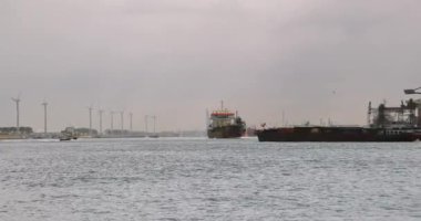 Rotterdam limanında yük gemileri var.