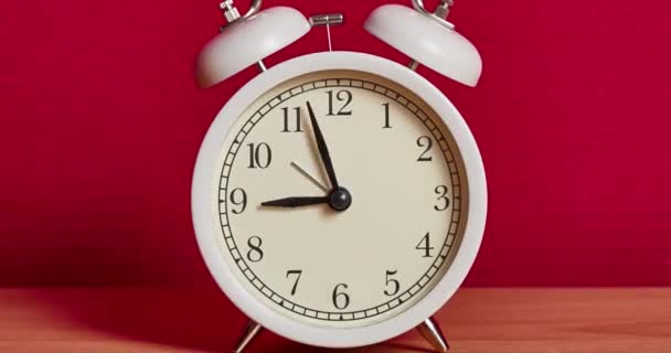 Bir komodinin üzerindeki Analog Saat Zaman Çizelgesi — Stok video