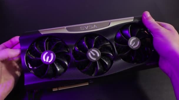 EVGA Geforce RTX 3090 Nvidia GPU oförpackad i handen — Stockvideo