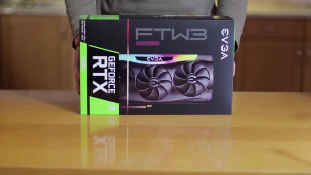 Buying EVGA Geforce RTX 3090 Nvidia GPU in a shop — Stock Video