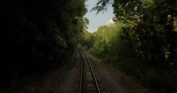 小さな日本の町、農村鉄道線への列車に乗る — ストック動画