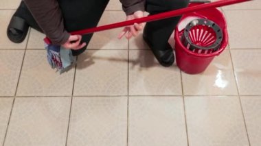 Yerleri ıslatıyorum.