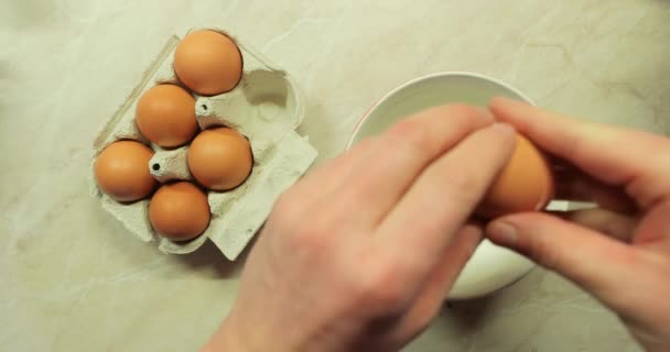 Rozbíjení vajec — Stock video