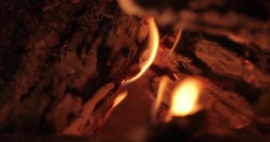 Şöminenin alevleri