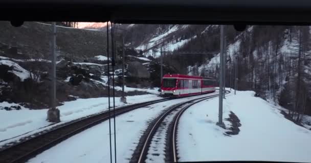 Zermatt Shuttle tren en los Alpes suizos, vista de los conductores — Vídeos de Stock