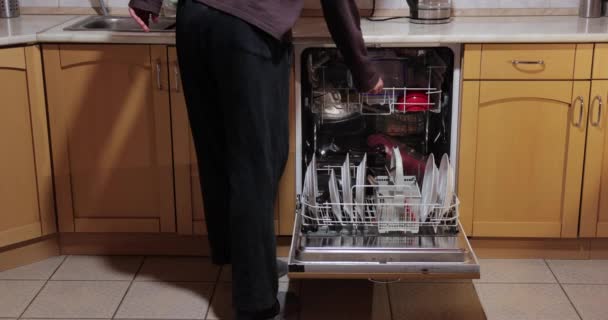 Strating ciclo máquina de lavar louça com pratos sujos — Vídeo de Stock